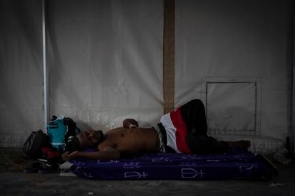 Un migrante haitiano duerme este lunes en una tienda de campaña, en Del Río.