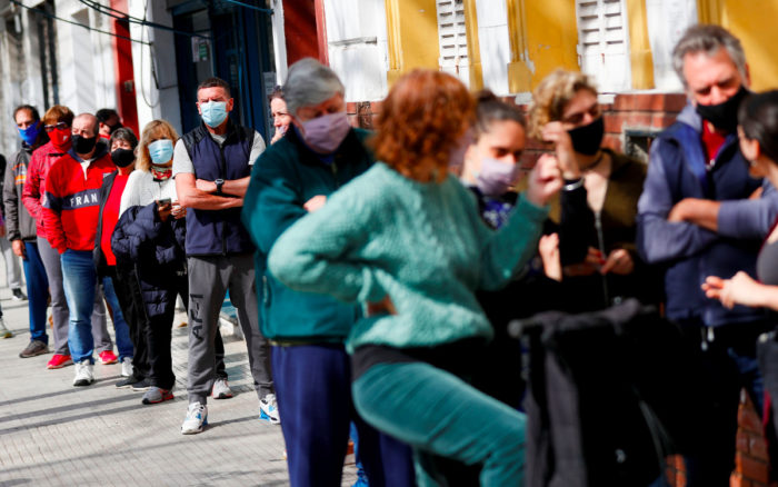 Argentina deja de lado uso de tapaboca al aire libre ante caída de casos Covid
