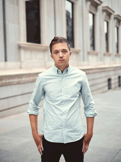 Iñigo Errejón, líder de Más Madrid, junto al  Congreso de los Diputados.