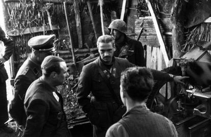 Junio Valerio Borghese visita el batallón Barbarigo de la Decima Flottiglia Mas, en Anzio (Roma), en febrero de 1944. 