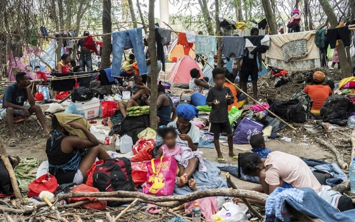 Biden recibe críticas por manejo de campamento migrante mientras más haitianos regresan a México