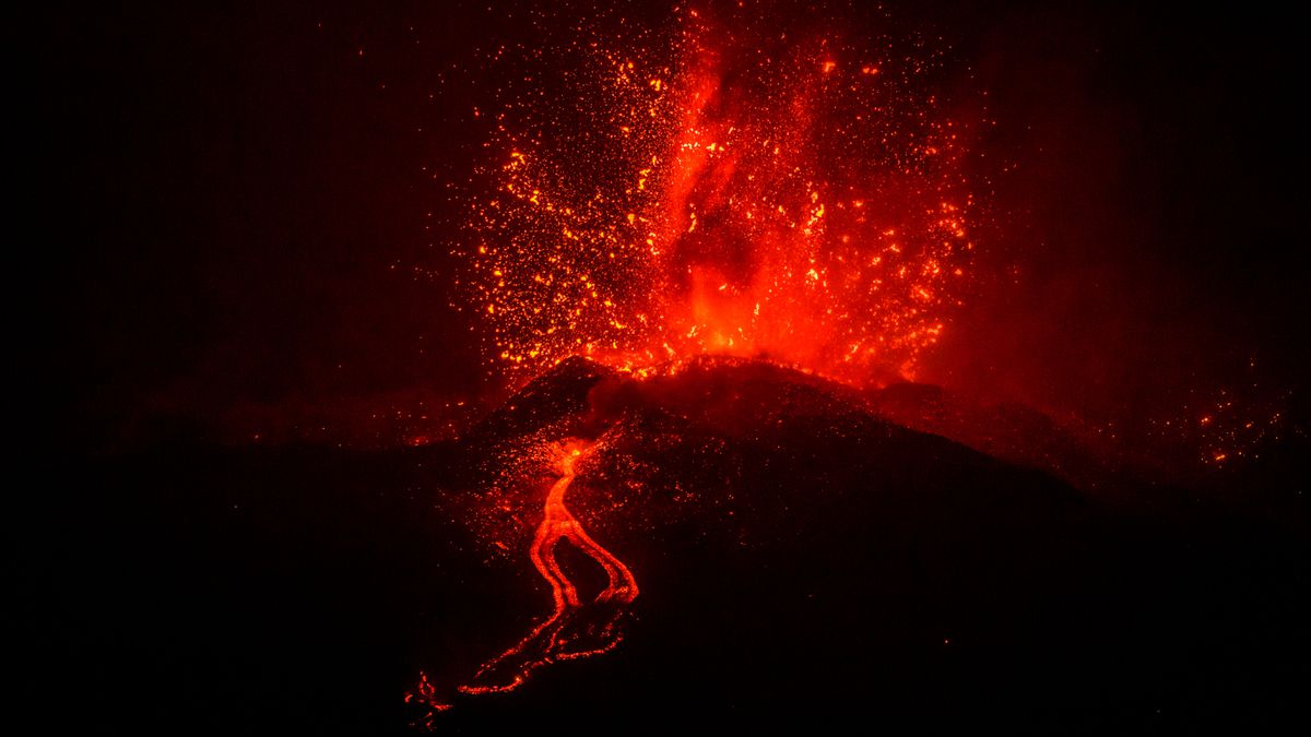 La opción más probable para el volcán de La Palma es que mantenga una erupción continuada no explosiva