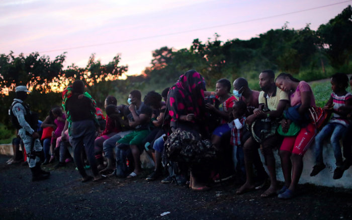 EU y México sacan a migrantes haitianos de la frontera mientras crece presión sobre Biden