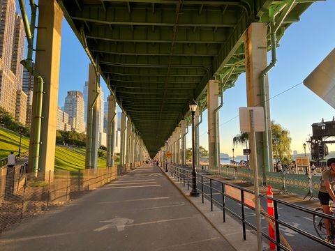 Carril bici bajo el puente en la ciudad de Nueva York