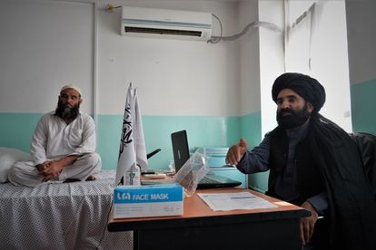 Hasan Gul (derecha) y Abdelhadi Karimi, nuevos supervisores talibanes del hospital 100 Camas de Kabul