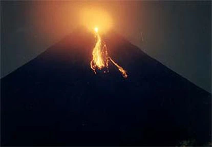 Una erupción del volcán Mayón, en Filipinas. 