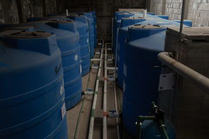 El sistema de almacenamiento y tratamiento del agua se encuentra bajo tierra. 