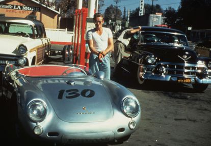 James Dean en una gasolinera con el Porsche 550 Spyder, horas antes del accidente que acabó con su vida.