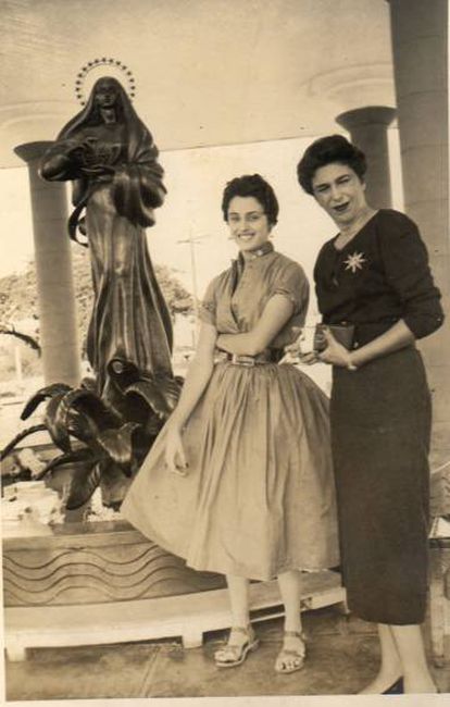 Natalia Bolívar (izq) y Rita Longa ante la estatua de la Virgen Camino, en una imagen sin datar.