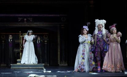 A la izquierda, Karine Deshayes (Cenerentola) vestida de novia, en el feliz desenlace de la ópera al final del Acto II.