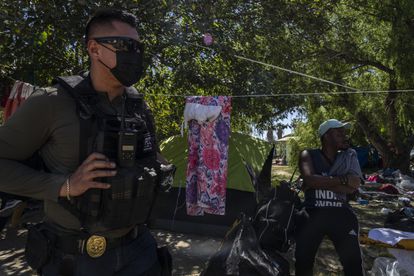 Un policía de Coahuila camina en el campamento de migrantes haitianos en Ciudad Acuña (Coahuila), este jueves.