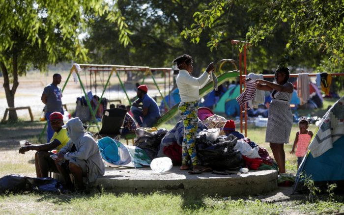 Cierran campamento de migrantes en EU mientras sigue expulsión de haitianos
