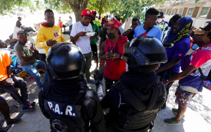 Migrantes haitianos consideran quedarse en México tras desalojo masivo en frontera con EU