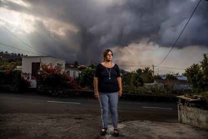Ángeles Nieves, directora del colegio Los Campitos, arrasado por la lava, en El Paraíso, en su casa, con el volcán de fondo, en La Palma. 