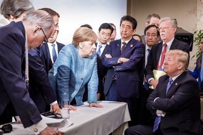 Los líderes del G-7 escuchan la conversación entre Merkel y Donald Trump el 9 de junio de 2018, en Quebec, en una imagen difundida en las redes sociales por el gabinete de la canciller alemana.