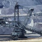 Maquinaria de la empresa RWE trabaja en una mina de lignito a cielo abierto en Alemania. 