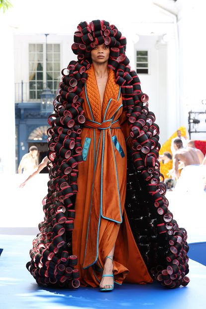 Una modelo del desfile de alta costura otoño/invierno 2022 de Pyer Moss que se celebró en la mansión de Walker.