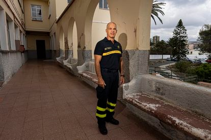 El oficial de bomberos Mario Beltrán en la sede del Consorcio de Bomberos de Gran Canaria.