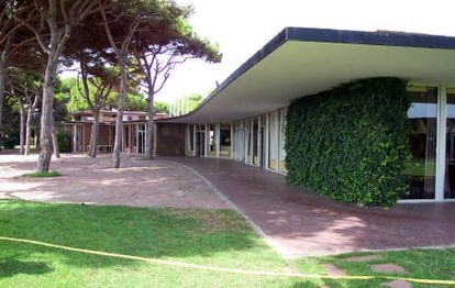Exterior del edificio construido por Coderch para el golf de El Prat, en una imagen de antes de su cierre en el año 2000.