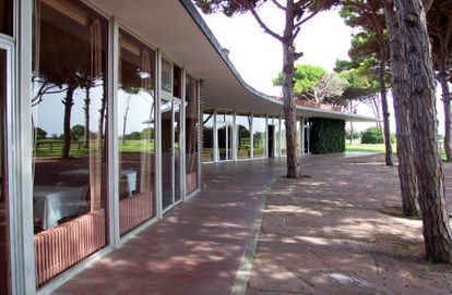 Fachada acristalada del edificio de Coderch para el club de golf de El Prat, antes de su cierre en el 2000.
