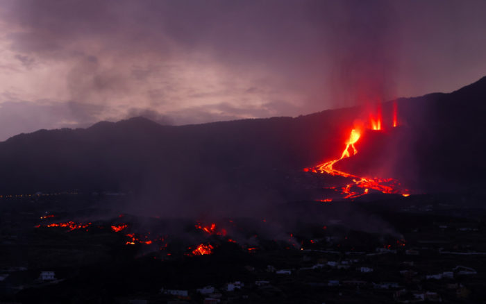 España declara zona catastrófica a La Palma, azotada por el volcán | Video