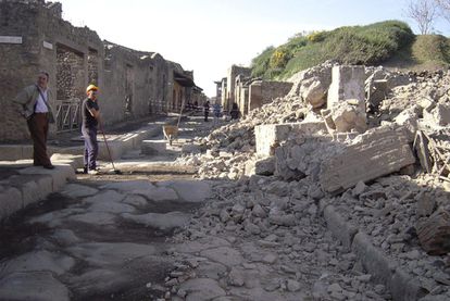 Un par de operarios en el lugar donde se produjo el derrumbamiento de la Casa de los Gladiadores, en la ciudad antigua de Pompeya.