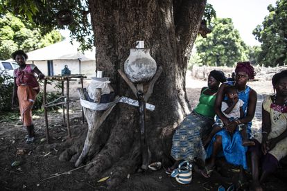 Es tradición en algunas comunidades rurales de Guinea-Bisáu ofrecer agua, almacenada en unas vasijas en la calle, a los viajeros. Una práctica que las ONG tratan de erradicar porque es un foco de transmisión de enfermedades.