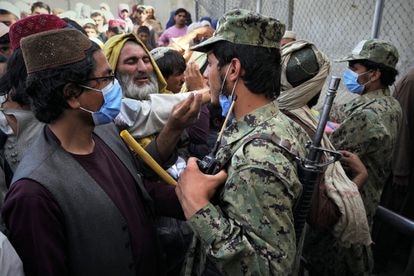Agentes afganos tratan de controlar el paso de personas hacia Pakistán en la frontera de Spin Boldak