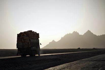 Un camión se dirige desde la ciudad de Kandahar hacia el paso fronterizo de Spin Boldak, que separa Afganistán de Pakistán
