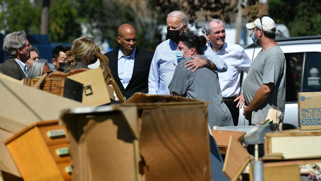 “Actuamos o tendremos verdaderos problemas”: Biden advierte sobre el clima al ver destrucción por huracán Ida