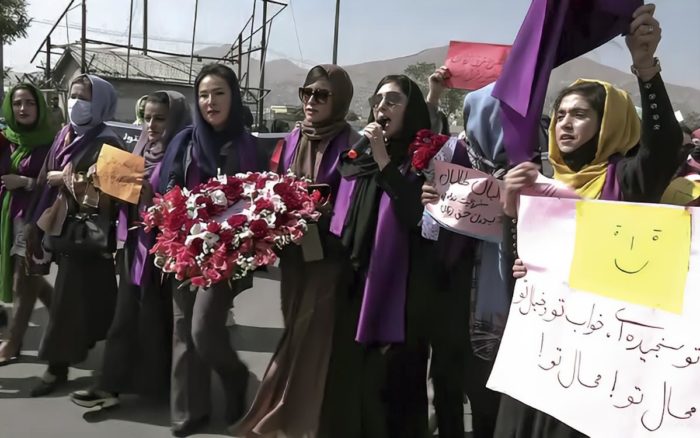 Afganistán: Enfrentamientos en una nueva protesta de mujeres para pedir su inclusión en el gobierno
