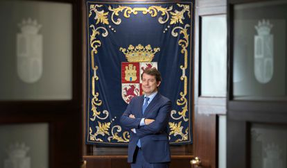 Alfonso Fernández Mañueco, presidente de Castilla y León, el jueves en su despacho en Valladolid.