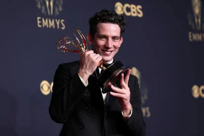 Josh O'Connor, galardonado por su papel protagonista en 'The Crown' (Netflix), posa con su Emmy.