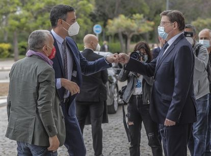 El presidente del Gobierno, Pedro Sánchez, saluda al presidente de la Generalitat, Ximo Puig, el pasado mes de mayo en Valencia.