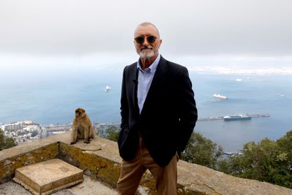 El escritor Arturo Pérez Reverte, con la bahía de Algeciras de fondo, durante la presentación en Gibraltar de su novela 'El italiano'.