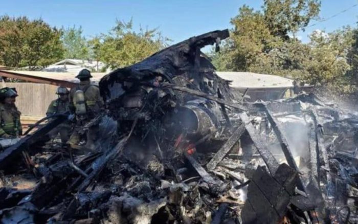 Avión militar de entrenamiento se estrella en EU y deja dos heridos