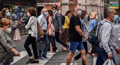 Un grupo de ciudadanos camina por las calles de Bilbao.