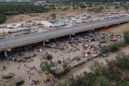 Imagen aérea del campamento de migrantes haitianos bajo el puente internacional de Del Río (Texas), este 21 de septiembre de 2021.