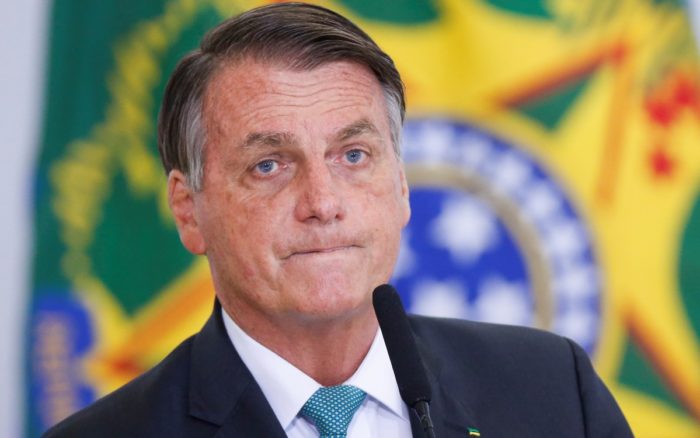 Bolsonaro dice que Dios lo puso en la presidencia y que solo él puede quitársela
