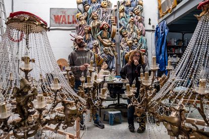 Juan de Dios Aragón y Sonia Espinosa, de la empresa de decorados ‘Achicarte’, en su taller el pasado mes de febrero, tras la cancelación de la fiesta.