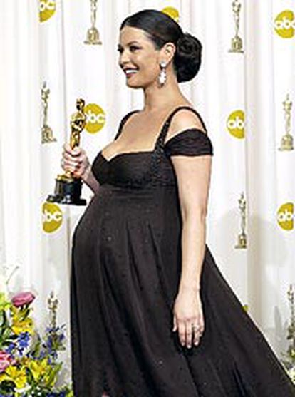 Catherine Zeta-Jones, embarazada de nueve meses, con su Oscar de mejor actriz secundaria por 'Chicago'.