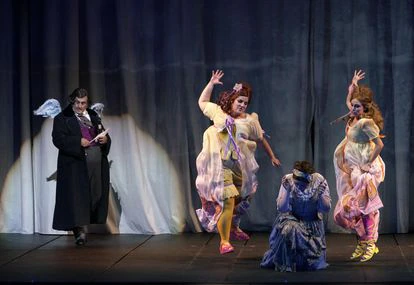 Renato Girolami (Don Magnifico, caracterizado como Gioachino Rossini), Carol García (Tisbe), Karine Deshayes (Cenerentola) y Rocío Pérez (Clorinda) en el primer acto de la ópera.