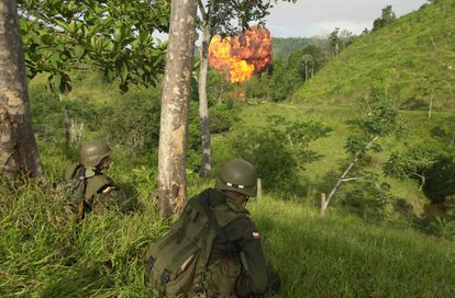 Un laboratoria de coca arde durante una operación policial en la región del Magdaleno Medio, en Antioquia, a finales de 2020.