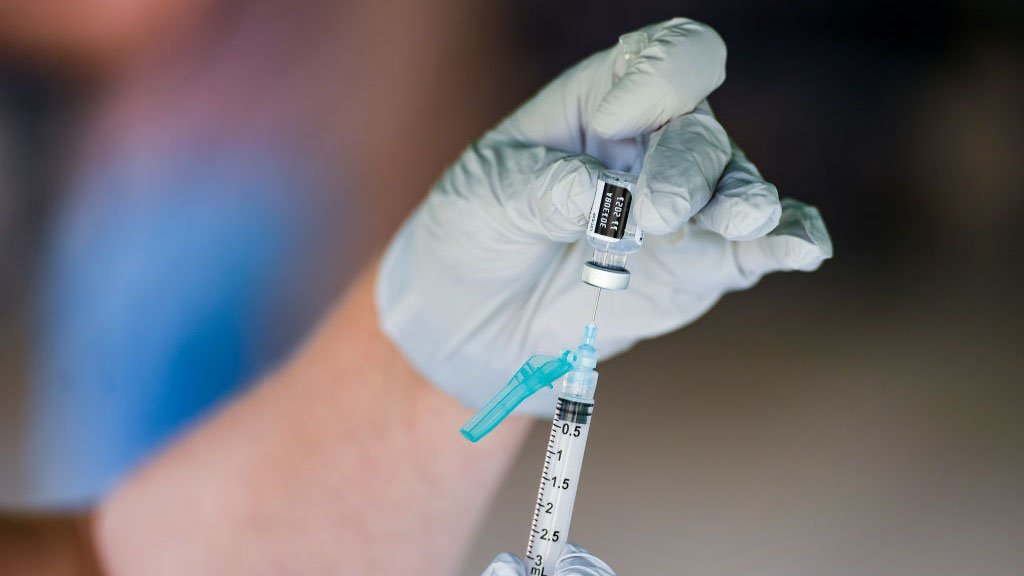 Comité de la FDA recomienda el refuerzo de la vacuna de Pfizer contra el COVID-19 para mayores de 65 años