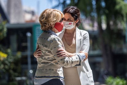 La expresidenta madrileña Esperanza Aguirre, acompañada por la presidenta de la Comunidad de Madrid, Isabel Díaz Ayuso, el pasado mes de mayo en Madrid.