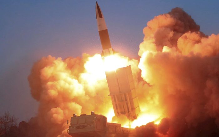 Corea del Norte lanza dos misiles balísticos hacia el Mar de Japón