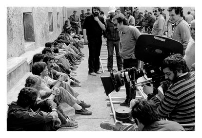 Rodaje en 1981 de 'La fuga de Segovia'. A la derecha, de pie, el director de fotografía Javier Aguirresarobe. En la cámara, el director Imanol Uribe.