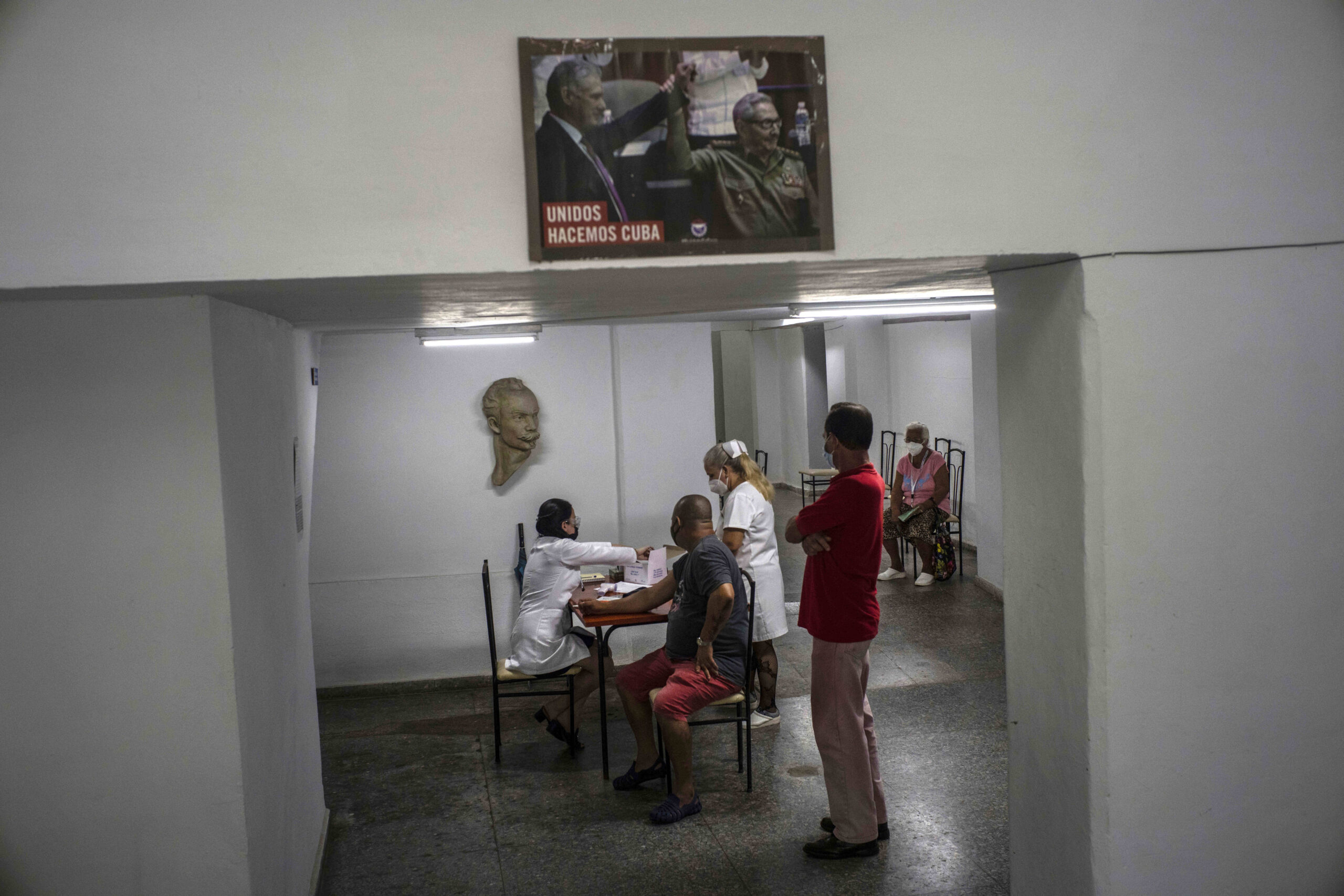 Cuba prevé para noviembre la vacunación del 90% de la población y el regreso del turismo