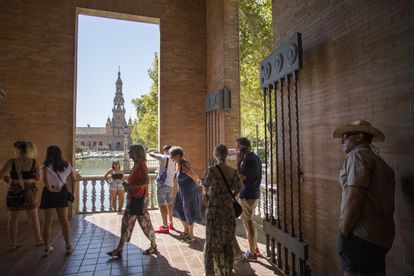 Turistas en la Plaza de España en Sevilla.