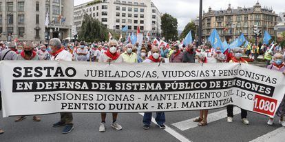 Un grupo de pensionistas se manifiesta en Bilbao para reclamar pensiones dignas.